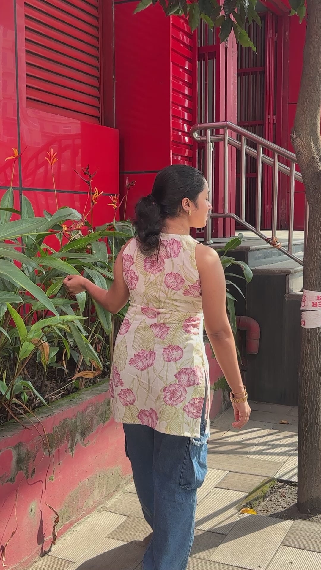 Padmika - Closed neck Sleeveless Kurti