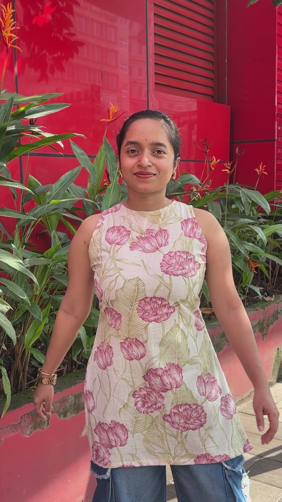 Padmika - Closed neck Sleeveless Kurti